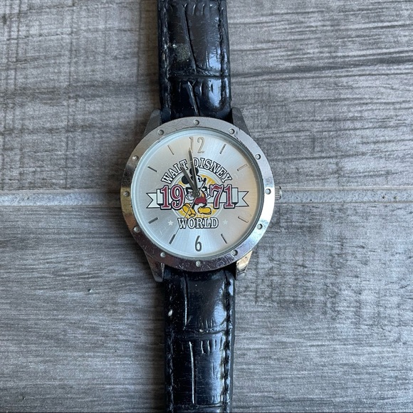 Authentic Walt Disney World 1971 Mickey Mouse Watch Works Limited Release - Picture 1 of 6